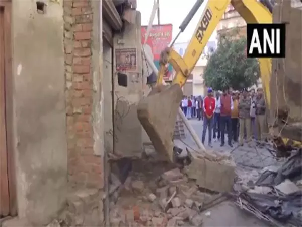UP: संभल में अतिक्रमण के खिलाफ बुलडोजर चलाया गया UP: संभल में अतिक्रमण के खिलाफ बुलडोजर चलाया गया