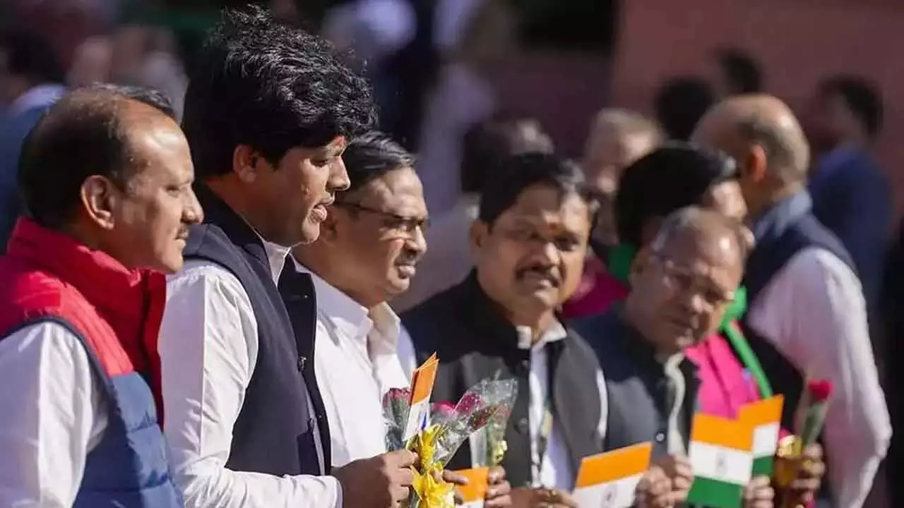 Delhi: भाजपा समकक्षों को लाल गुलाब दिए गए Delhi: भाजपा समकक्षों को लाल गुलाब दिए गए