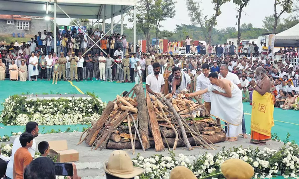 Karnataka: कर्नाटक ने पूर्व सीएम एसएम कृष्णा को अश्रुपूर्ण विदाई दी Karnataka: कर्नाटक ने पूर्व सीएम एसएम कृष्णा को अश्रुपूर्ण विदाई दी
