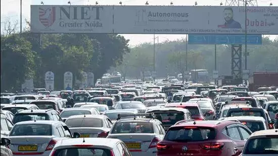 Noida: वीआईपी मूवमेंट के चलते डीएनडी फ्लाईवे और चिल्ला बॉर्डर जाम Noida: वीआईपी मूवमेंट के चलते डीएनडी फ्लाईवे और चिल्ला बॉर्डर जाम