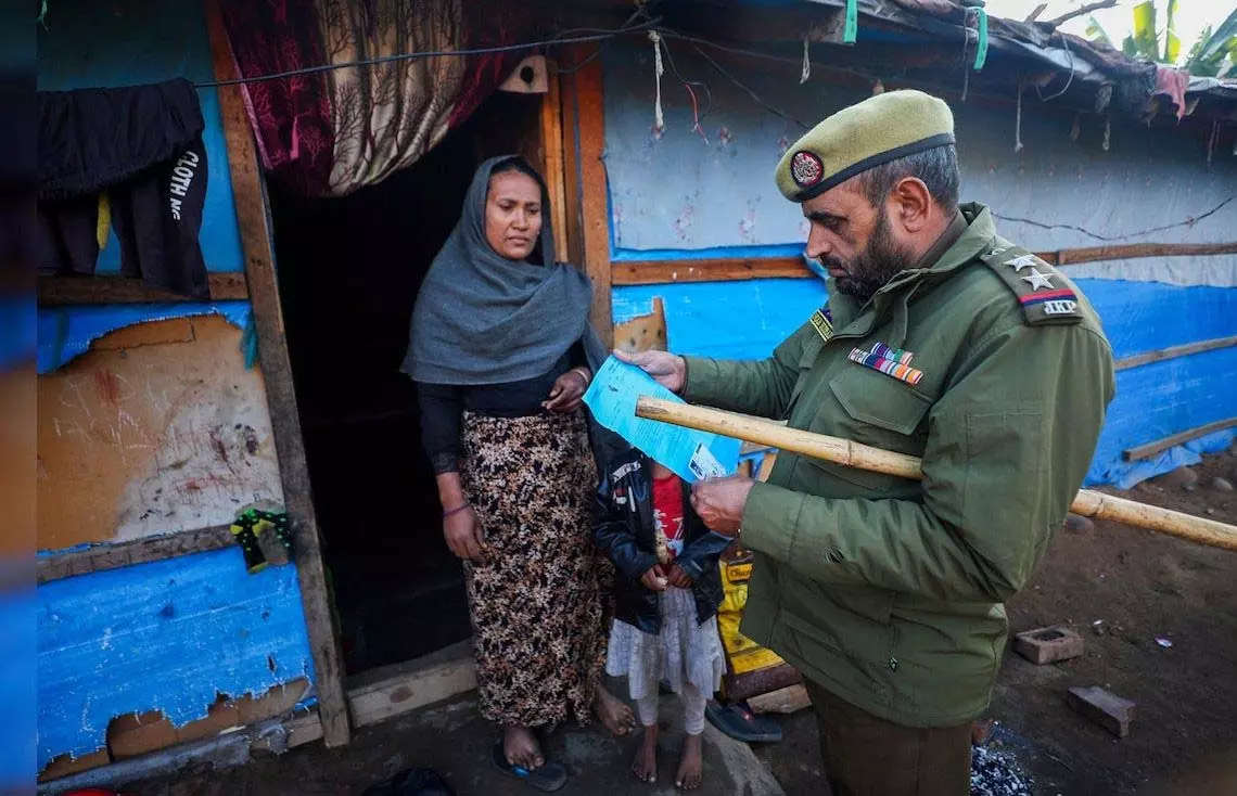 J&K: संयुक्त राष्ट्र की टीम ने जम्मू में रोहिंग्याओं से मुलाकात की J&K: संयुक्त राष्ट्र की टीम ने जम्मू में रोहिंग्याओं से मुलाकात की