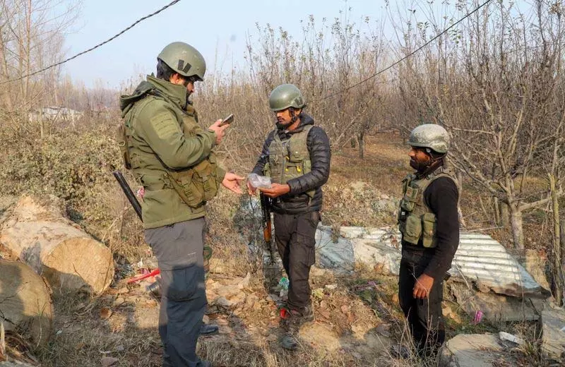 उत्तरी कश्मीर में राजमार्ग पर आईईडी बरामद उत्तरी कश्मीर में राजमार्ग पर आईईडी बरामद