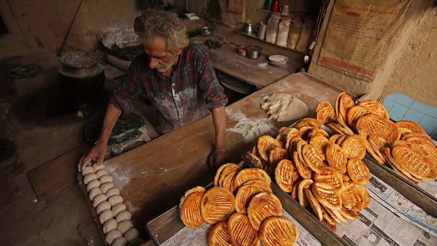 Food Safety विभाग ने श्रीनगर में कश्मीरी रोटी बनाने वालों पर कार्रवाई की Food Safety विभाग ने श्रीनगर में कश्मीरी रोटी बनाने वालों पर कार्रवाई की