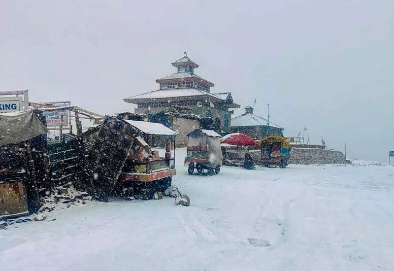 घाटी के ऊंचे इलाकों में ताजा बर्फबारी घाटी के ऊंचे इलाकों में ताजा बर्फबारी