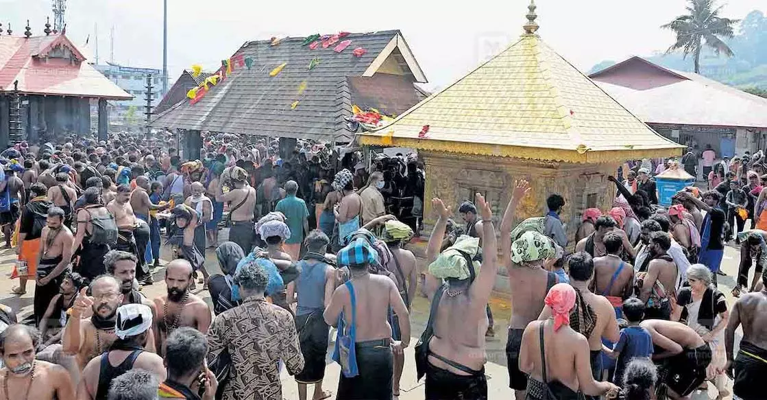 बारिश और कोहरा: कठिन चढ़ाई, शरण के लिए चिल्लाते तीर्थयात्रियों की भीड़ बारिश और कोहरा: कठिन चढ़ाई, शरण के लिए चिल्लाते तीर्थयात्रियों की भीड़
