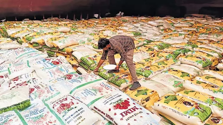 पूर्व Andhra Pradesh मंत्री के गोदाम में 185 टन पीडीएस चावल की कमी की जांच शुरू पूर्व Andhra Pradesh मंत्री के गोदाम में 185 टन पीडीएस चावल की कमी की जांच शुरू