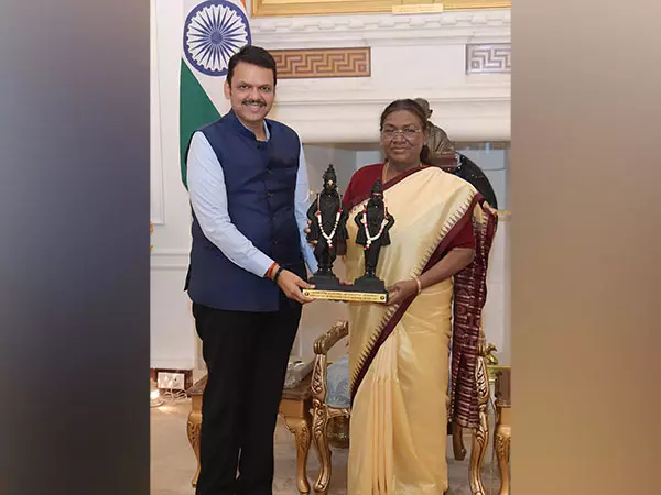 Maharashtra CM ने राष्ट्रपति मुर्मू और उपराष्ट्रपति धनखड़ से मुलाकात की Maharashtra CM ने राष्ट्रपति मुर्मू और उपराष्ट्रपति धनखड़ से मुलाकात की