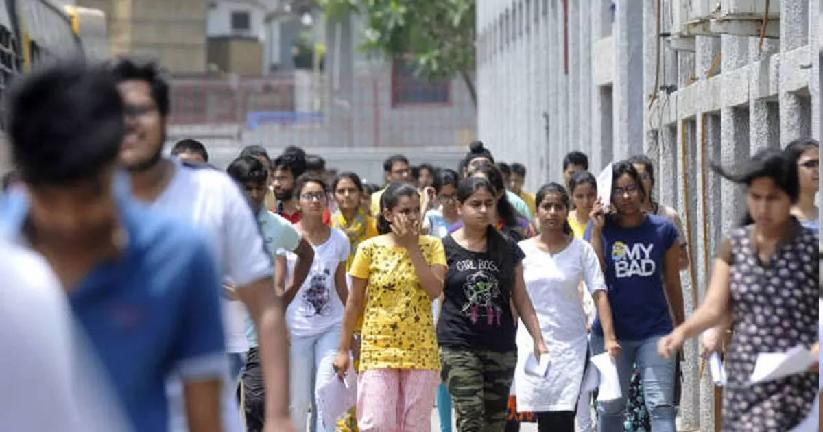 Bhopal: प्रतियोगी परीक्षाओं के नाम पर युवाओं से बार-बार फीस वसूली जा रही Bhopal: प्रतियोगी परीक्षाओं के नाम पर युवाओं से बार-बार फीस वसूली जा रही