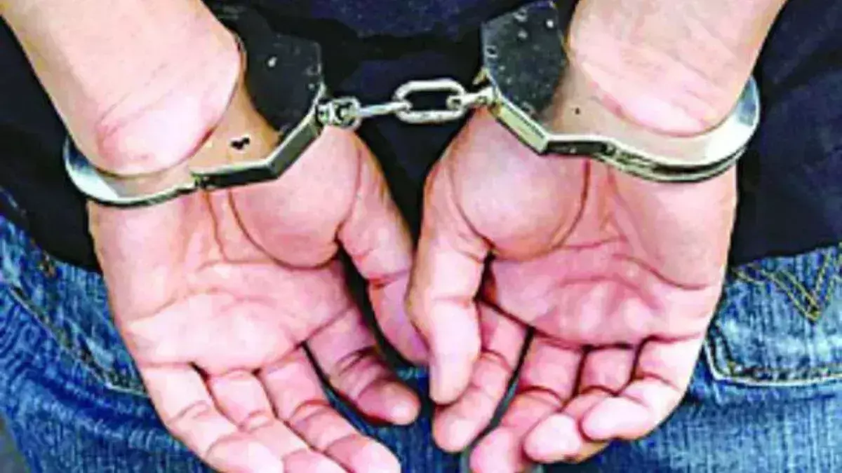Latehar: हाईटेंशन लाइन टावर काटने वाले पांच गिरफ्तार Latehar: हाईटेंशन लाइन टावर काटने वाले पांच गिरफ्तार
