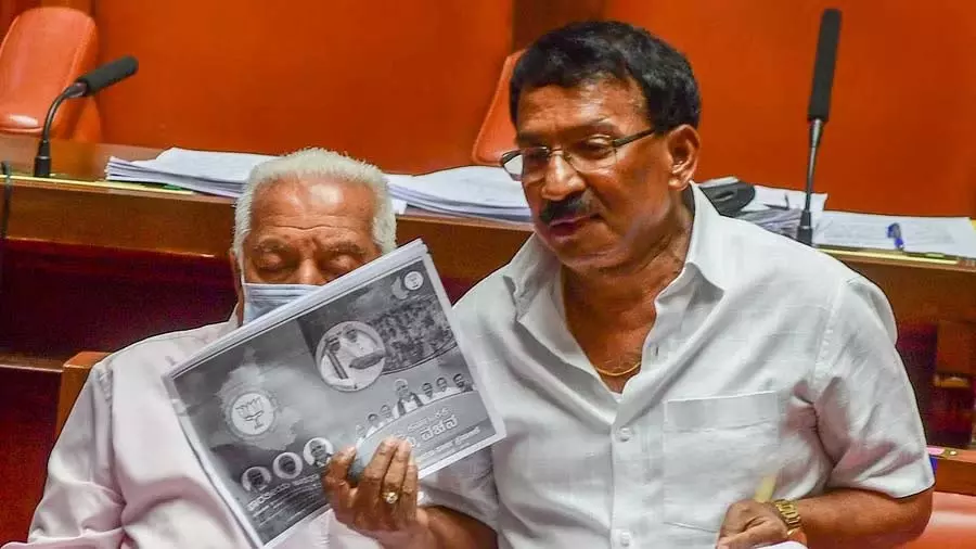 भ्रष्टाचार के आरोपों से घिरी Karnataka सरकार ने आबकारी तबादलों में काउंसलिंग की योजना भ्रष्टाचार के आरोपों से घिरी Karnataka सरकार ने आबकारी तबादलों में काउंसलिंग की योजना