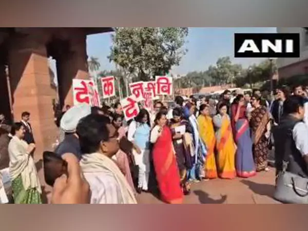 अडानी मुद्दे पर विपक्ष का प्रदर्शन, Giriraj Singh ने भाजपा-कांग्रेस के बीच सोरोस-सोनिया का पोस्टर पकड़ा अडानी मुद्दे पर विपक्ष का प्रदर्शन, Giriraj Singh ने भाजपा-कांग्रेस के बीच सोरोस-सोनिया का पोस्टर पकड़ा