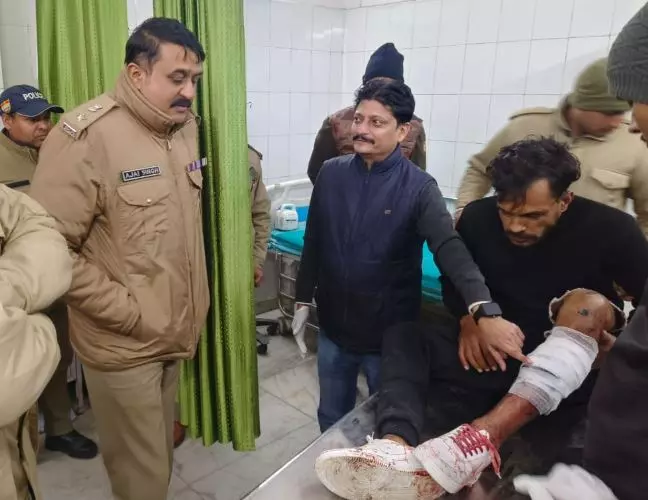Dehradun: मांडूवाला में चेकिंग के दौरान पुलिस और बदमाश के बीच मुठभेड़, एक के पैर में लगी गोली Dehradun: मांडूवाला में चेकिंग के दौरान पुलिस और बदमाश के बीच मुठभेड़, एक के पैर में लगी गोली