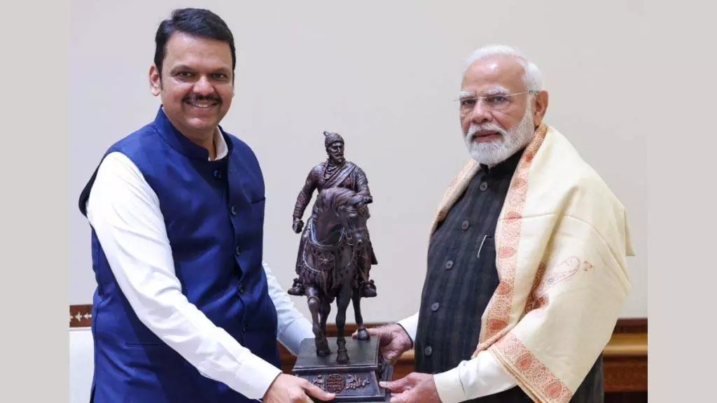 मोदी को छत्रपति शिवाजी की प्रतिकृति उपहार में दी गई: देवेंद्र फड़नवीस मोदी को छत्रपति शिवाजी की प्रतिकृति उपहार में दी गई: देवेंद्र फड़नवीस
