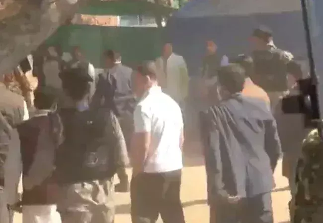 Hathras: रेप-हत्या मामले की पीड़िता के परिवार से राहुल गांधी ने की मुलाकात Hathras: रेप-हत्या मामले की पीड़िता के परिवार से राहुल गांधी ने की मुलाकात