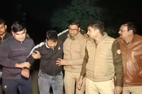 Noida: मुठभेड़ में 25-25 हजार के दो इनामी बदमाश गिरफ्तार Noida: मुठभेड़ में 25-25 हजार के दो इनामी बदमाश गिरफ्तार
