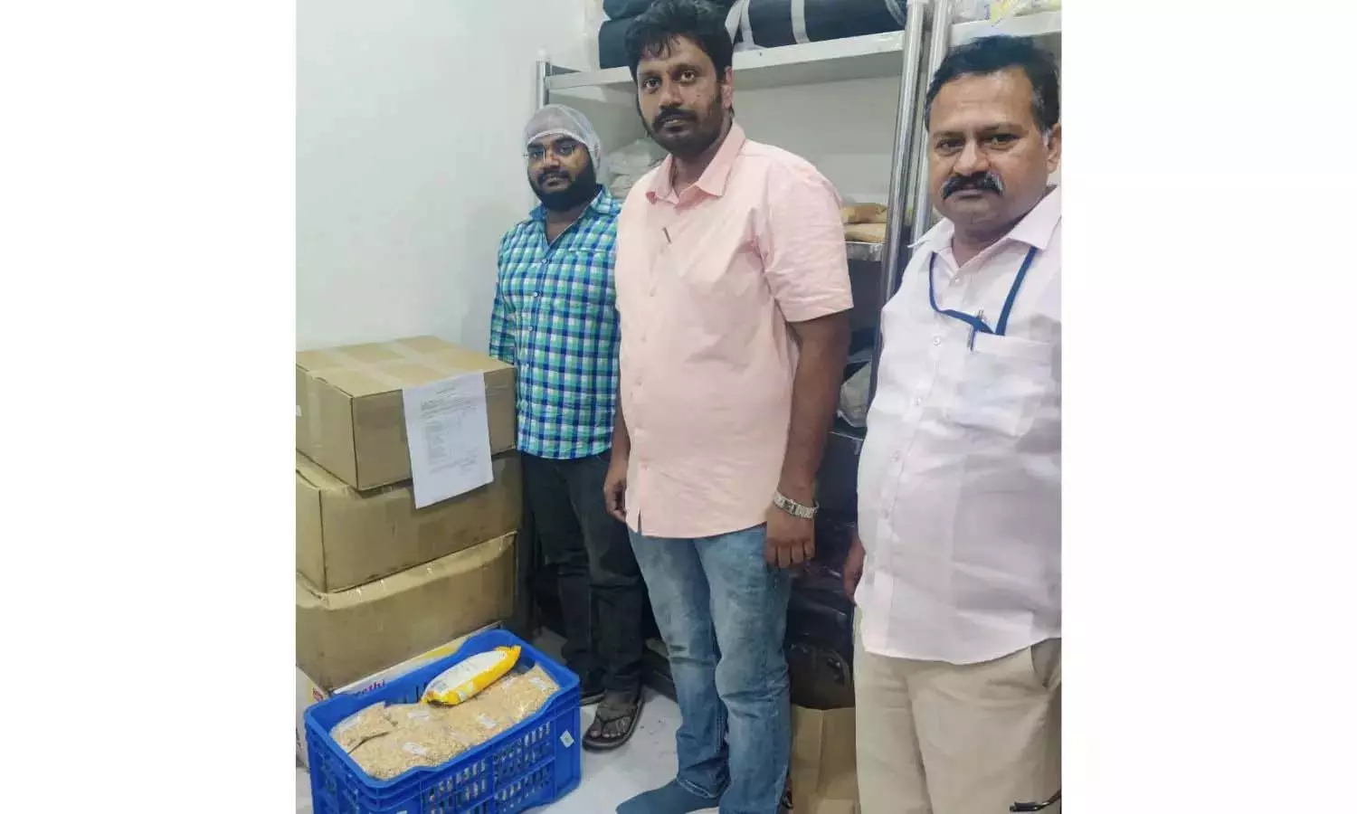 खाद्य सुरक्षा अधिकारियों ने Madhapur के आरामभम रेस्टोरेंट में एक्सपायर हो चुका आटा जब्त किया खाद्य सुरक्षा अधिकारियों ने Madhapur के आरामभम रेस्टोरेंट में एक्सपायर हो चुका आटा जब्त किया