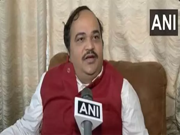 UBT शिवसेना, कांग्रेस ने मंत्रिमंडल गठन में देरी को लेकर महायुति की आलोचना की UBT शिवसेना, कांग्रेस ने मंत्रिमंडल गठन में देरी को लेकर महायुति की आलोचना की