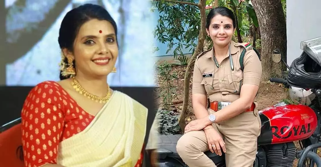 Kerala की महिला वन अधिकारी ने 5 साल में 500 सांप पकड़कर बनाया Kerala की महिला वन अधिकारी ने 5 साल में 500 सांप पकड़कर बनाया