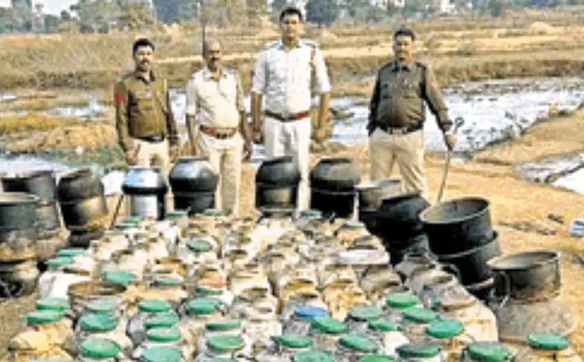 पुलिस की रेड में एक क्विंटल महुआ लहान जब्त पुलिस की रेड में एक क्विंटल महुआ लहान जब्त