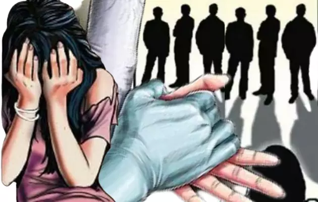 आगरा: दबंगों ने बच्चे पर तमंचा तान विवाहिता से किया सामूहिक दुष्कर्म आगरा: दबंगों ने बच्चे पर तमंचा तान विवाहिता से किया सामूहिक दुष्कर्म