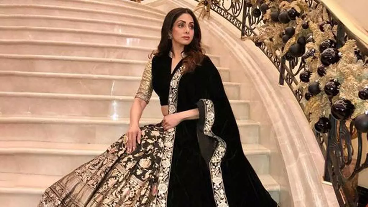 इस गाने को श्रीदेवी ने 101 फीवर पर बारिश में परफॉर्म किया इस गाने को श्रीदेवी ने 101 फीवर पर बारिश में परफॉर्म किया