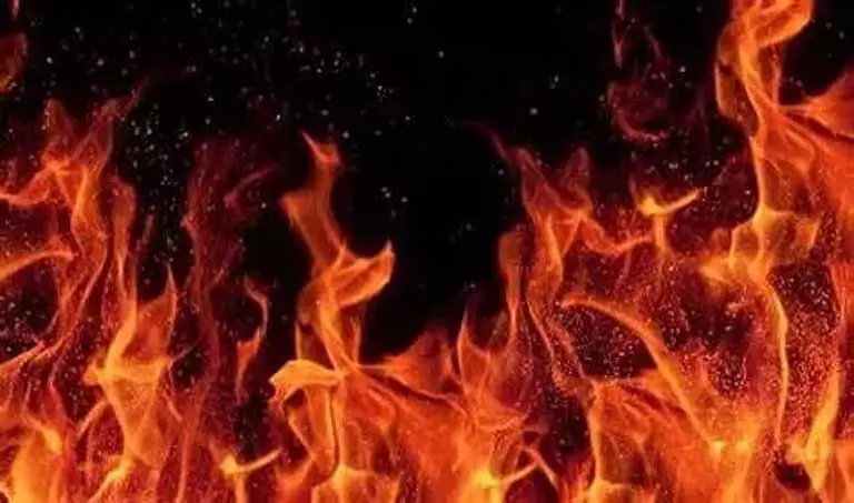 Arunachal : पासीघाट में आग लगने से 100 से अधिक दुकानें राख हो गईं Arunachal : पासीघाट में आग लगने से 100 से अधिक दुकानें राख हो गईं