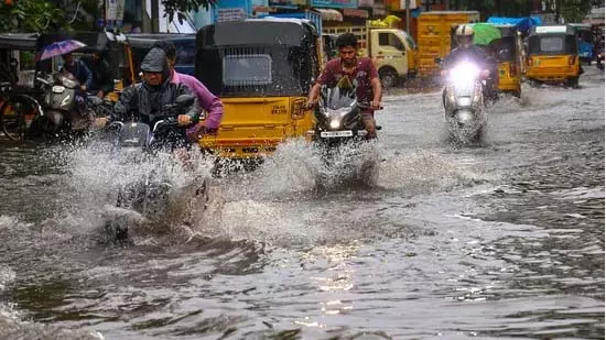 Tamil Nadu में चेन्नई समेत 10 जिलों में भारी बारिश का पूर्वानुमान, आज स्कूलों में छुट्टी घोषित Tamil Nadu में चेन्नई समेत 10 जिलों में भारी बारिश का पूर्वानुमान, आज स्कूलों में छुट्टी घोषित