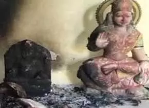 शिव मंदिर में आगजनी, असामाजिक तत्वों पर सख्त कार्रवाई की मांग शिव मंदिर में आगजनी, असामाजिक तत्वों पर सख्त कार्रवाई की मांग