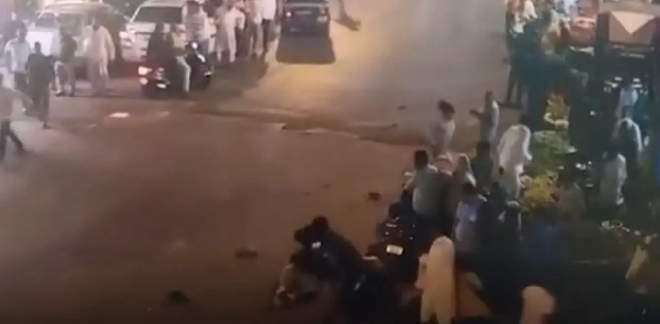 मर गई मानवता! महिला की सड़क पर मौत, हाथों से सोने की चूड़ियां उतारते दिखे लोग मर गई मानवता! महिला की सड़क पर मौत, हाथों से सोने की चूड़ियां उतारते दिखे लोग