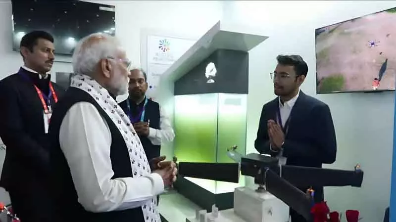 कृषि विश्वविद्यालय से प्रशिक्षित स्टार्टअप के CEO ने प्रधानमंत्री को ड्रोन तकनीक दिखाई कृषि विश्वविद्यालय से प्रशिक्षित स्टार्टअप के CEO ने प्रधानमंत्री को ड्रोन तकनीक दिखाई