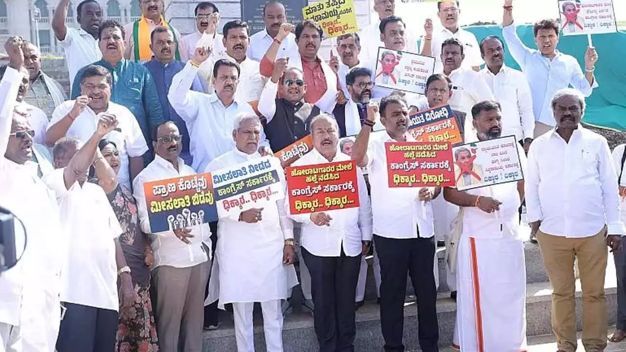 Ktaka BJP: कांग्रेस सरकार ने लाठीचार्ज के पीड़ितों को अज्ञात स्थान पर पहुंचाया Ktaka BJP: कांग्रेस सरकार ने लाठीचार्ज के पीड़ितों को अज्ञात स्थान पर पहुंचाया