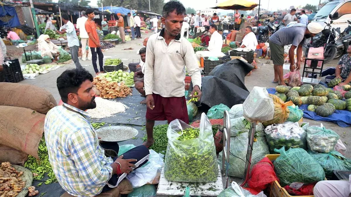 महंगाई के मोर्चे पर बड़ी गिरावट नवंबर का आंकड़ा 6% से नीचे