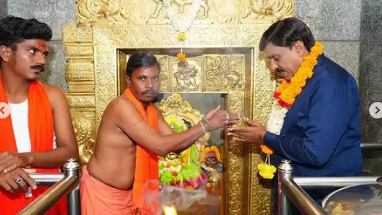 Gali Janardhana Reddy ने अंजनेयास्वामी मंदिर के टॉवर पर सोने की परत चढ़ाने की घोषणा की Gali Janardhana Reddy ने अंजनेयास्वामी मंदिर के टॉवर पर सोने की परत चढ़ाने की घोषणा की