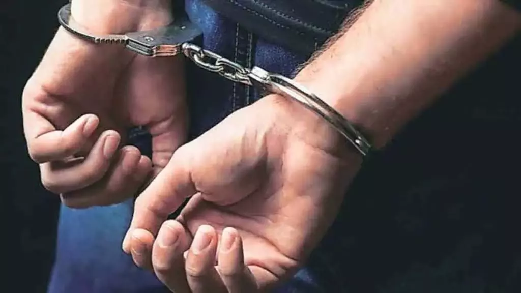 Pune Crime News: मोक्का कांड का भगोड़ा कर्नाटक से गिरफ्तार Pune Crime News: मोक्का कांड का भगोड़ा कर्नाटक से गिरफ्तार