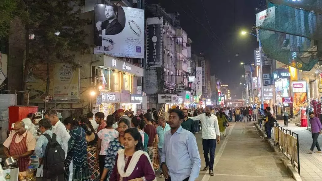 Maharashtra: फुटपाथ की कमी से पैदल चलने वाले दीन Maharashtra: फुटपाथ की कमी से पैदल चलने वाले दीन