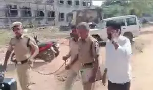 लागाचार्ला के किसान को हथकड़ी लगाकर अस्पताल ले जाया गया, Telangana CM ने दिए जांच के आदेश लागाचार्ला के किसान को हथकड़ी लगाकर अस्पताल ले जाया गया, Telangana CM ने दिए जांच के आदेश