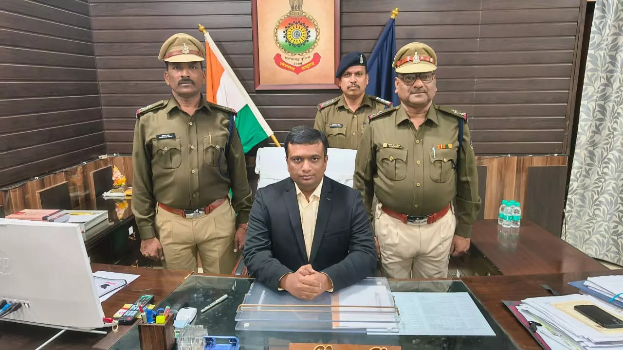 एसआई बने 2 पुलिस वालों को पुलिस अधीक्षक ने स्टार लगाकर दी बधाई एसआई बने 2 पुलिस वालों को पुलिस अधीक्षक ने स्टार लगाकर दी बधाई