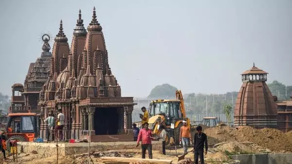 प्रयागराज में 12 ज्योर्तिलिंग और 4 धाम का PM मोदी करेंगे उद्घाटन, देखें झलक प्रयागराज में 12 ज्योर्तिलिंग और 4 धाम का PM मोदी करेंगे उद्घाटन, देखें झलक