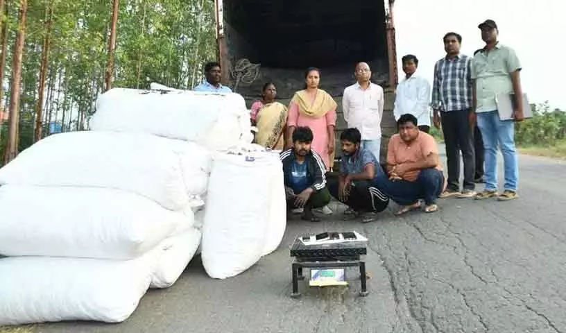 Telangana-Andhra सीमा पर 1000 किलोग्राम गांजा जब्त, तीन गिरफ्तार Telangana-Andhra सीमा पर 1000 किलोग्राम गांजा जब्त, तीन गिरफ्तार