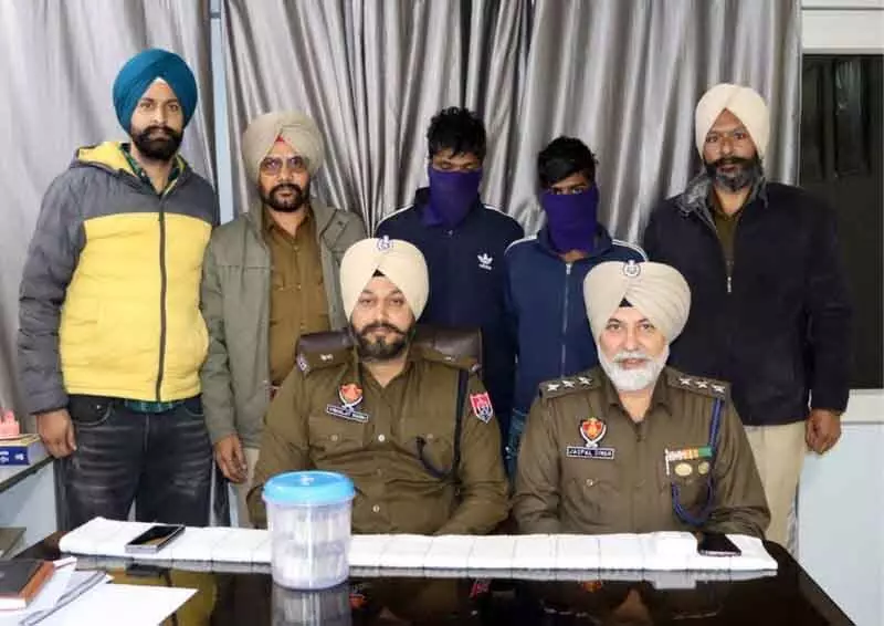 Amritsar: पुलिस ने 4 लाख रुपये के साथ दो चोरों को पकड़ा