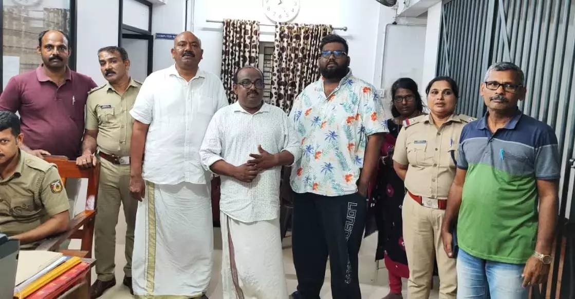 Thrissur: छात्रों के बैंक खातों से अवैध लेन-देन, तीन गिरफ्तार Thrissur: छात्रों के बैंक खातों से अवैध लेन-देन, तीन गिरफ्तार