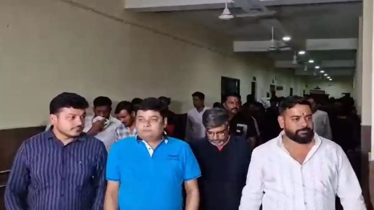 CG BREAKING: महादेव सट्टा एप के 10 आरोपियों की रिमांड बढ़ाई गई CG BREAKING: महादेव सट्टा एप के 10 आरोपियों की रिमांड बढ़ाई गई