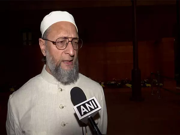 पूजा स्थल अधिनियम को चुनौती देने वाली याचिकाओं पर SC के आदेश पर ओवैसी ने कही ये बात पूजा स्थल अधिनियम को चुनौती देने वाली याचिकाओं पर SC के आदेश पर ओवैसी ने कही ये बात