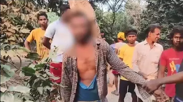 Mayurbhanj में चार बच्चों का अपहरण करने वाले व्यक्ति की ग्रामीणों ने की पिटाई Mayurbhanj में चार बच्चों का अपहरण करने वाले व्यक्ति की ग्रामीणों ने की पिटाई