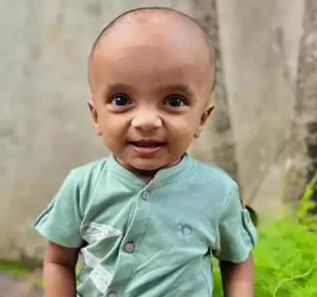 Malappuram: डेढ़ साल के मासूम पर जा गिरा खिड़की फ्रेम, मौत Malappuram: डेढ़ साल के मासूम पर जा गिरा खिड़की फ्रेम, मौत
