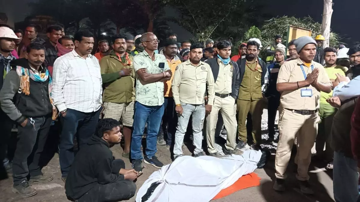 CG BREAKING: श्री सीमेंट फैक्ट्री के ड्राइवर की हाइवा से कुचलकर मौत CG BREAKING: श्री सीमेंट फैक्ट्री के ड्राइवर की हाइवा से कुचलकर मौत