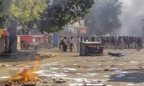 Bandh में संविधान की प्रतिकृति की तोड़फोड़ के विरोध में बंद हिंसक हो गया