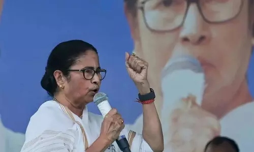 केंद्र को कार्रवाई करनी चाहिए, बांग्लादेश में अल्पसंख्यकों की रक्षा करनी चाहिए: Mamata