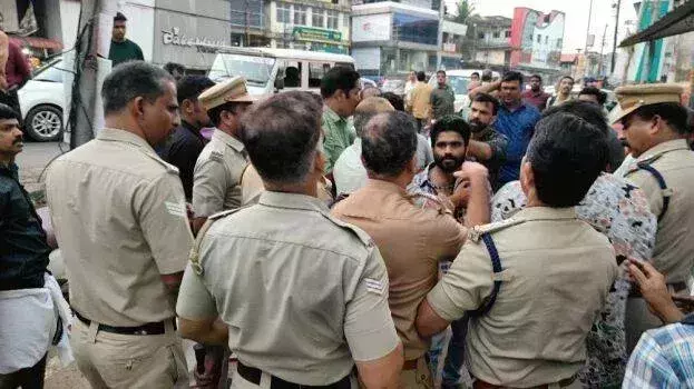 Kerala :कन्नूर डक्स ने एनके राघवन के खिलाफ अपना रुख मजबूत किया Kerala :कन्नूर डक्स ने एनके राघवन के खिलाफ अपना रुख मजबूत किया