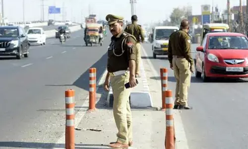 Ghaziabad: एनएच-9 पर अज्ञात वाहन की चपेट , तीन लोगों की मौत, एक घायल Ghaziabad: एनएच-9 पर अज्ञात वाहन की चपेट , तीन लोगों की मौत, एक घायल